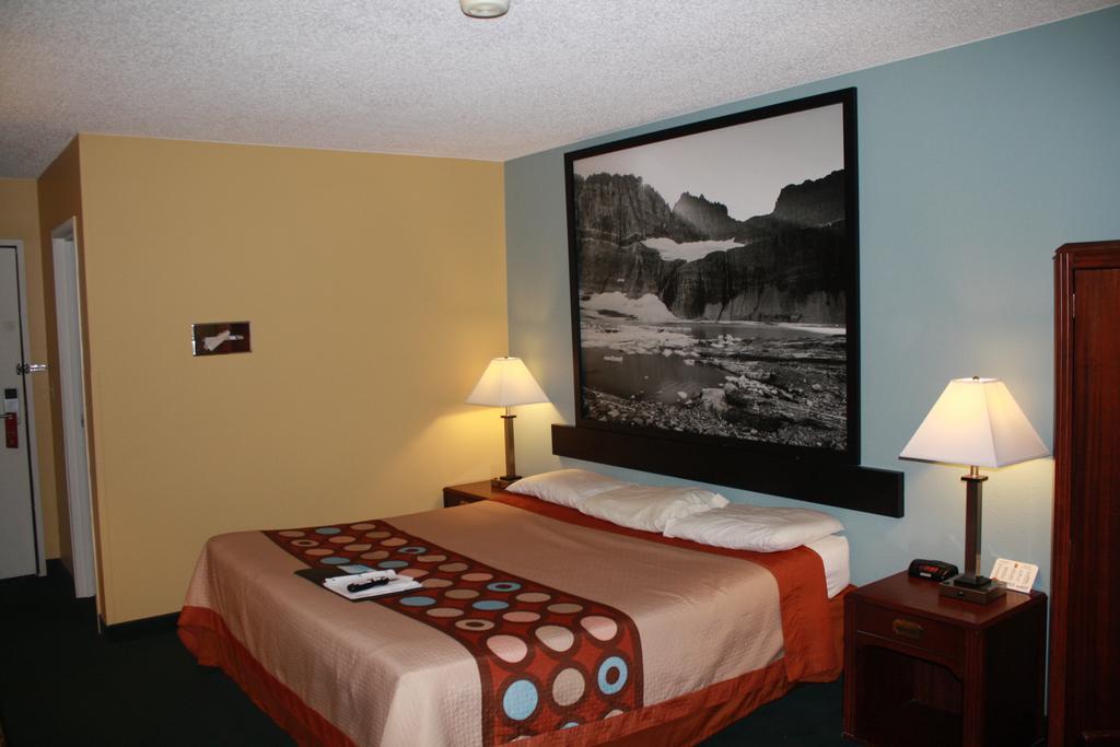 Super 8 By Wyndham Motel